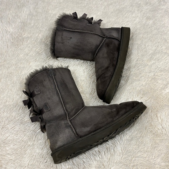 UGG Bailey Bow II Boots sz 7 Grey Wool Lined Suede Upper - Picture 1 of 9